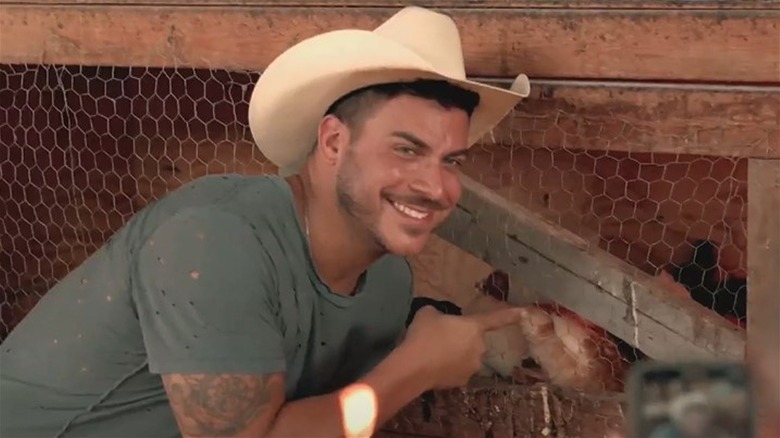 Jax Taylor posa nella fattoria di Brittany Cartwright