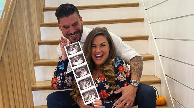 Brittany Cartwright e Jax Taylor posano con le foto dell'ecografia del loro bambino