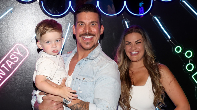 Jax Taylor, Brittany Cartwright e il loro figlio Cruz posano insieme