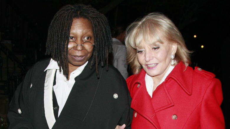 Whoopi Goldberg e Barbara Walters camminano 