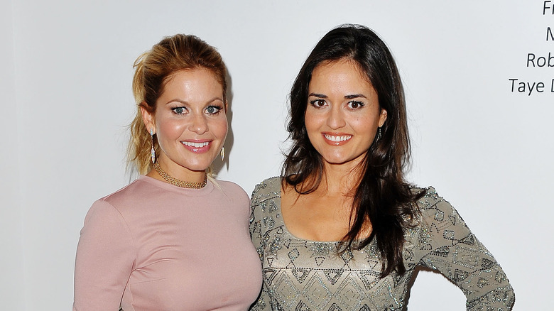 Candace Cameron e Danica McKellar sorridono