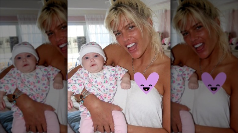 Anna Nicole Smith tiene in braccio il piccolo Dannylynn