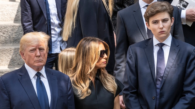 Barron Trump con i suoi genitori