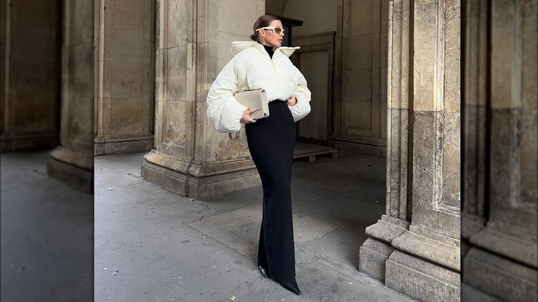 La modella indossa un piumino corto