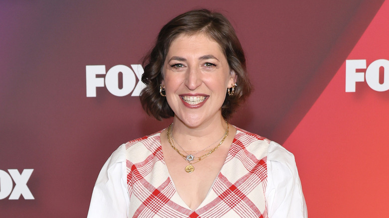 Mayim Bialik Fox in posa e sorridente