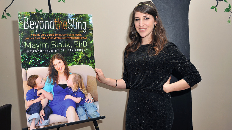 Mayim Bialik posa con un poster