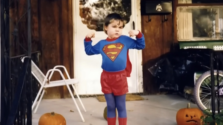 JD Vance da bambino posa con un costume da Superman