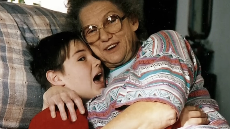 JD Vance e sua nonna si abbracciano