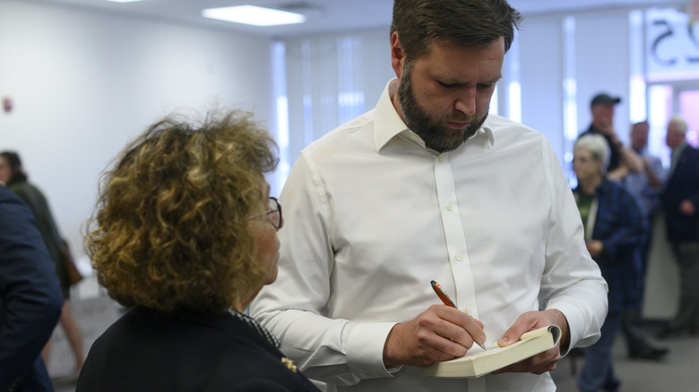 JD Vance firma il suo libro per un sostenitore