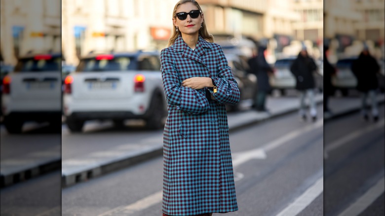 Donna che indossa un trench scozzese blu