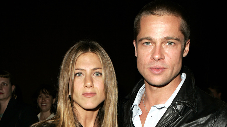 Jennifer Aniston posa con l'allora marito Brad Pitt alla fine del 2004