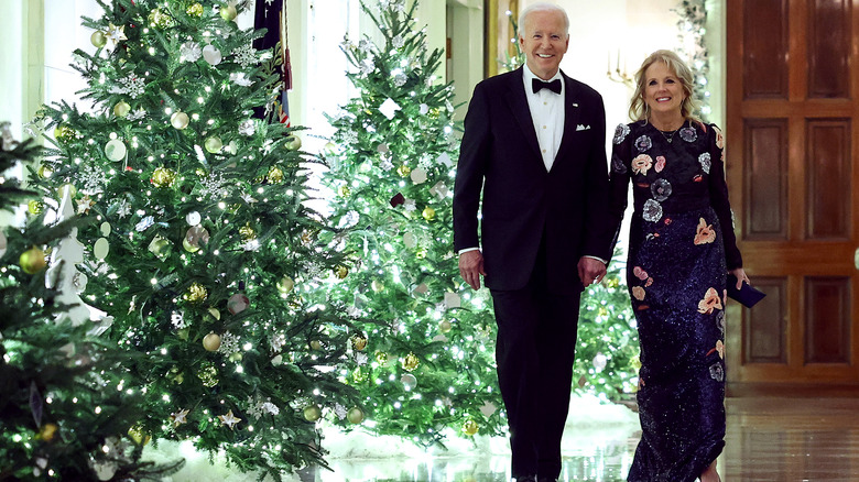 Joe e Jill Biden passano davanti agli alberi di Natale