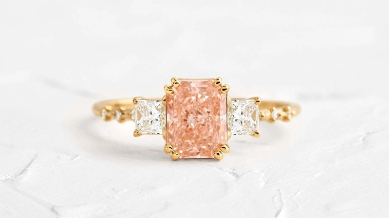 Anello di fidanzamento con diamante rosa