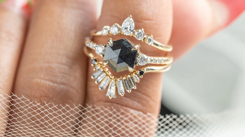 Anello di fidanzamento con diamante nero e fascia in oro