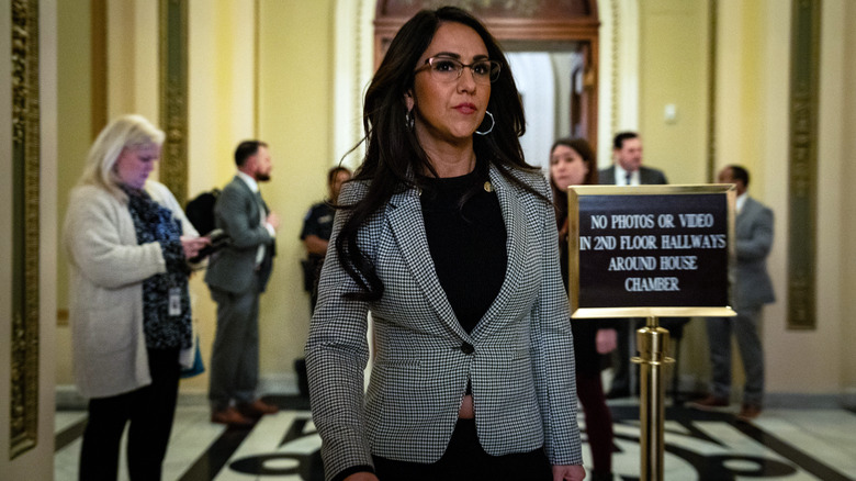 Lauren Boebert indossa un blazer pied de poule