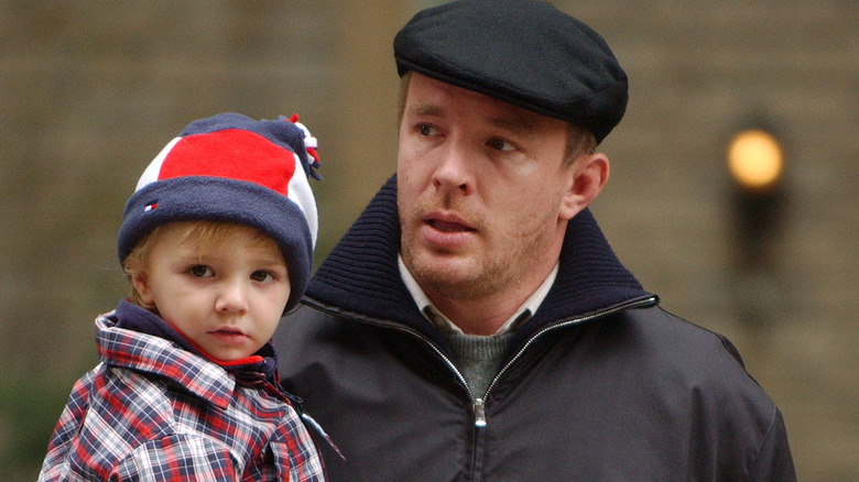 Rocco Ritchie posa con suo padre, Guy Ritchie