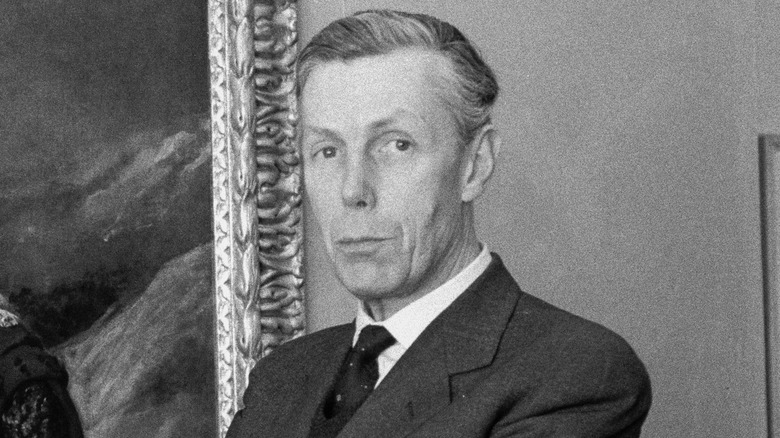 Sir Anthony Blunt in piedi