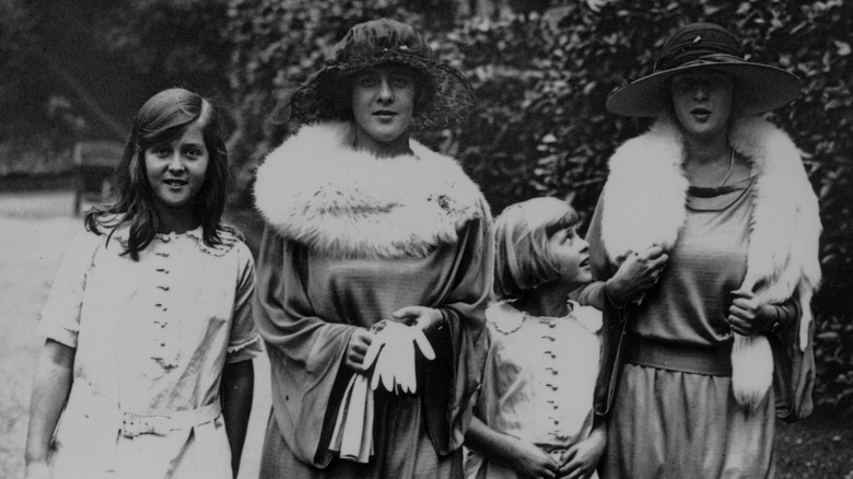 Le principesse Margarita, Sophie, Cecilie e Theodora camminano