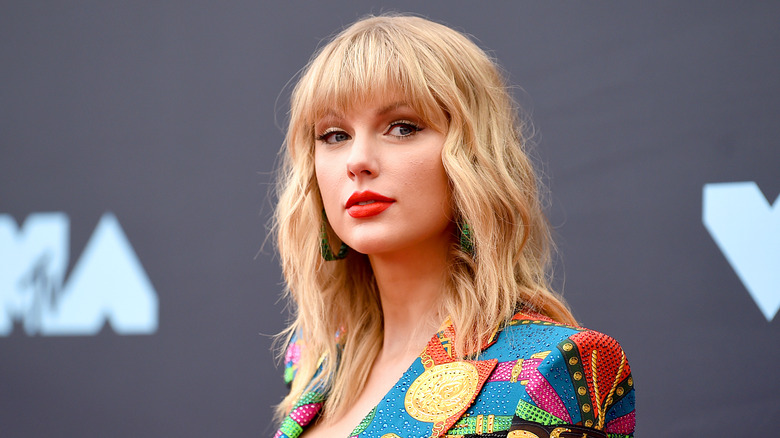 Taylor Swift con il rossetto rosso