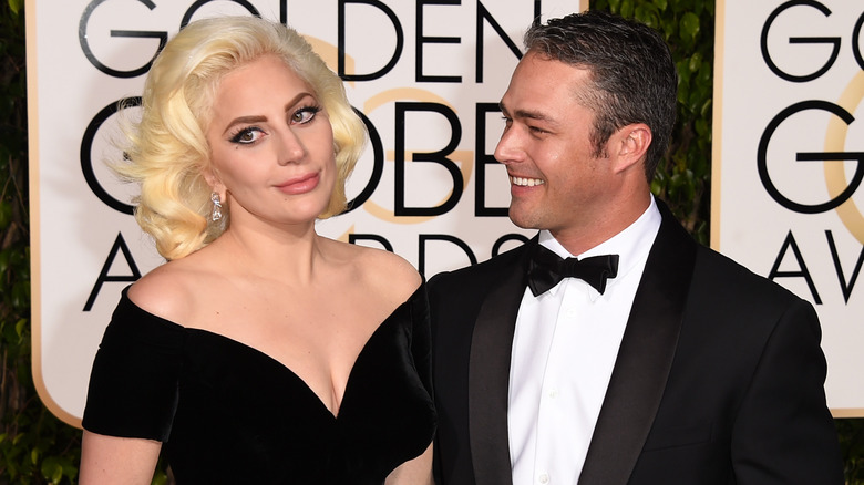 Lady Gaga indossa un abito di velluto nero e Taylor Kinney in smoking nero e papillon