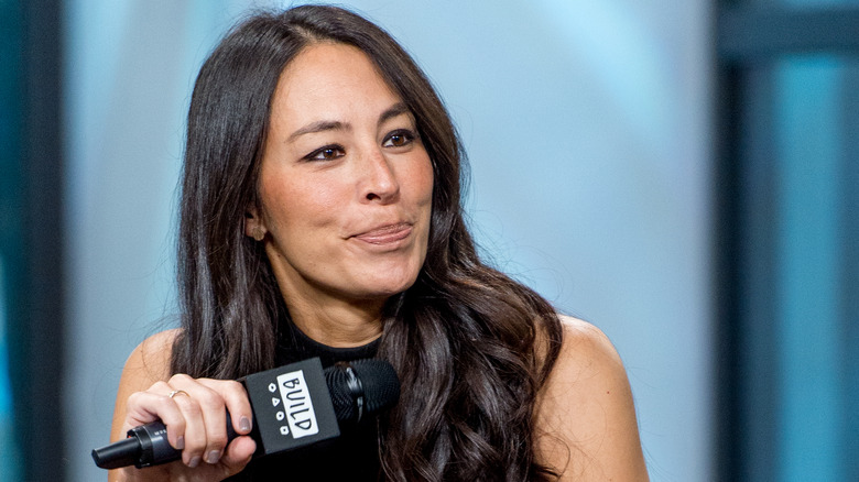 Joanna Gaines tiene il microfono