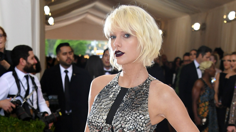 Taylor Swift con i capelli corti e biondi