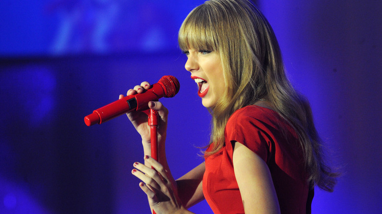 Taylor Swift vestita di rosso