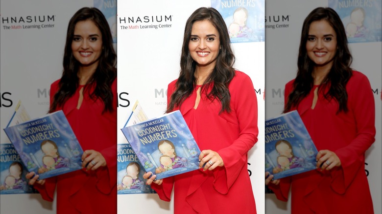 Danica McKellar posa con un libro