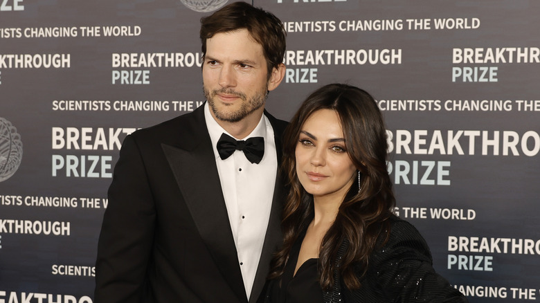 Ashton Kutcher e Mila Kunis in posa