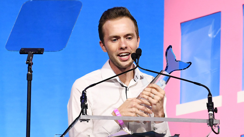 Ryland Adams ritira un premio