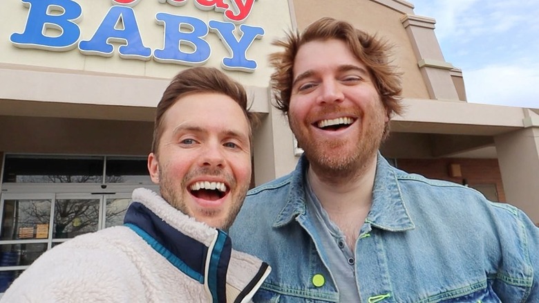 Ryland Adams e Shane Dawson sorridono