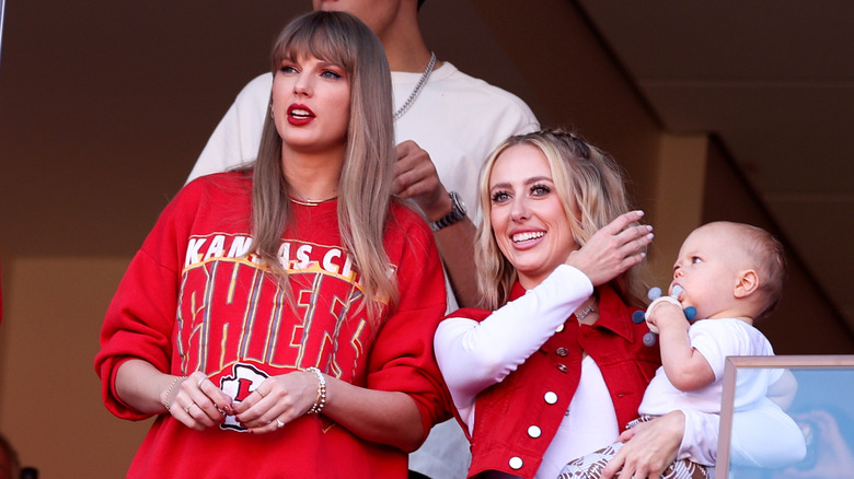 Taylor Swift accigliata, Brittany Mahomes sorridente