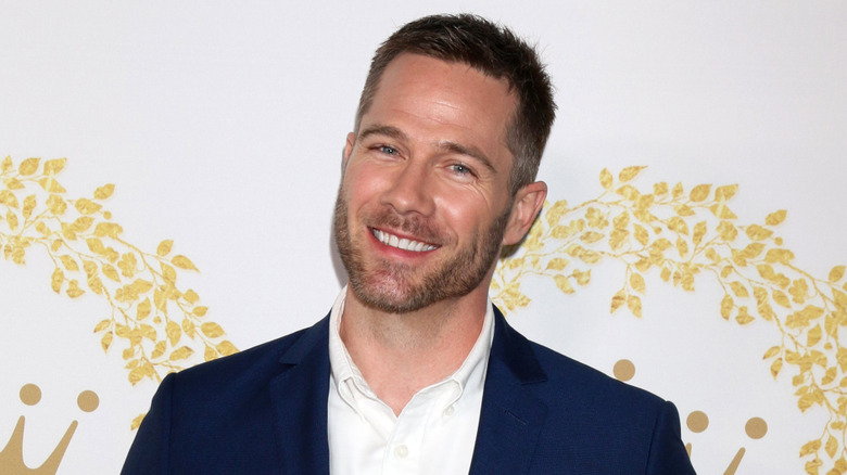 Luke Macfarlane sorride