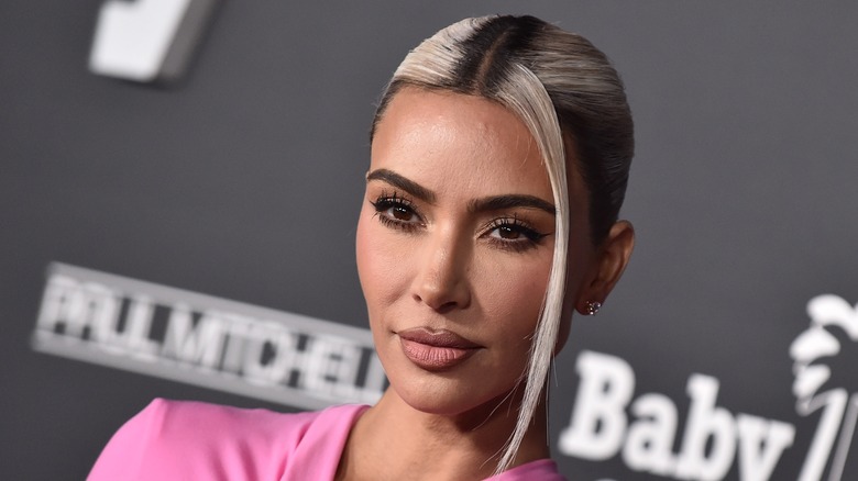 Trama della pelle del tappeto rosso di Kim Kardashian