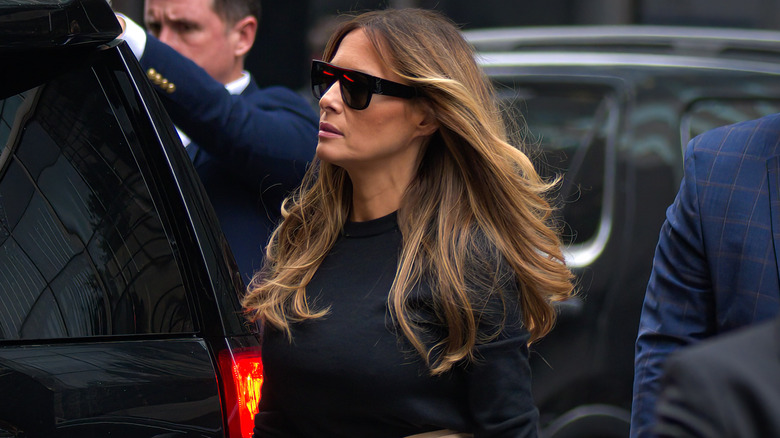 Melania Trump indossa occhiali da sole