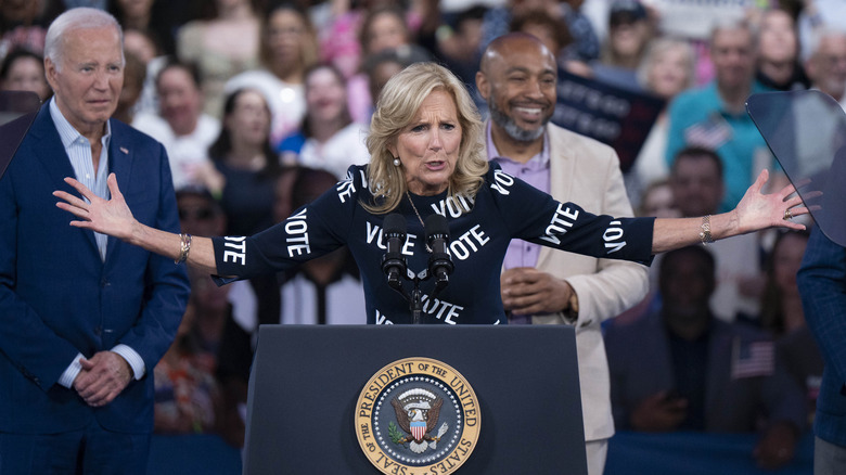 Jill Biden con le braccia tese