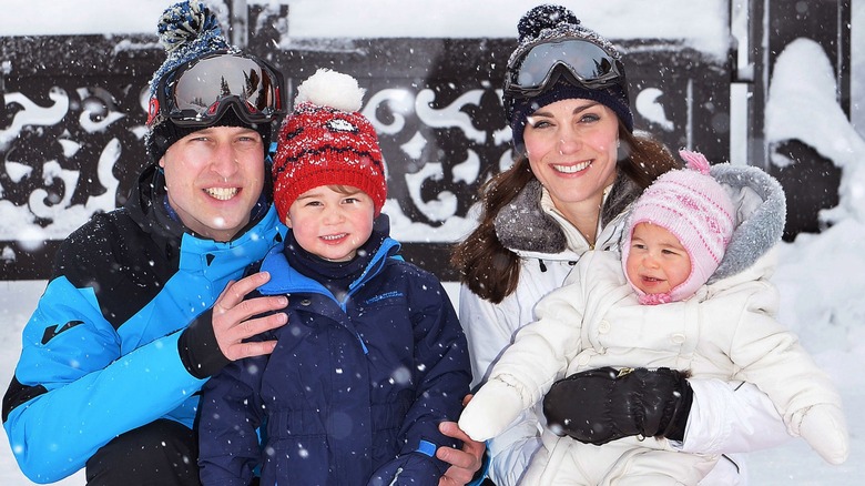 Il principe William, il principe George, Kate Middleton e la principessa Charlotte si godono la nevicata