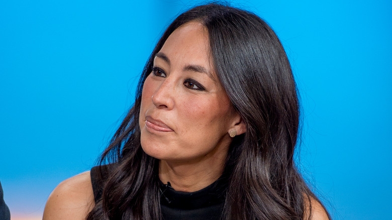 Joanna Gaines inclina la testa