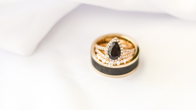 Anello di fidanzamento con diamante nero