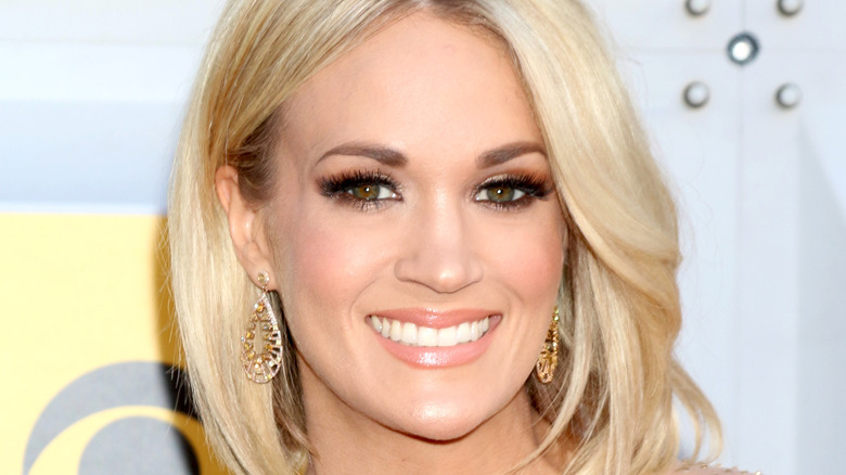 Carrie Underwood sorridente