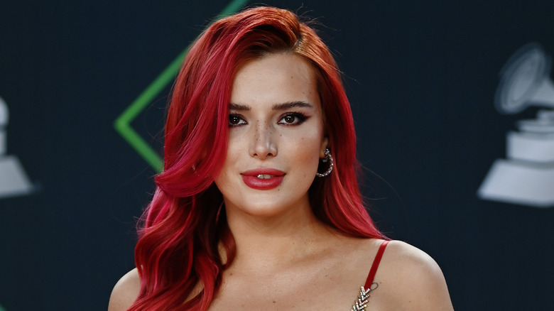 Bella Thorne sorridente