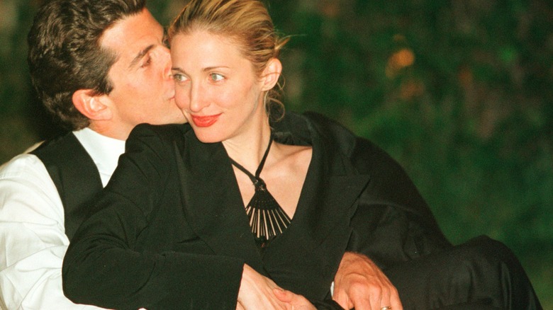 JFK Jr. tiene in braccio Carolyn Bessette-Kennedy