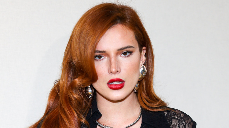 Rossetto rosso Bella Thorne