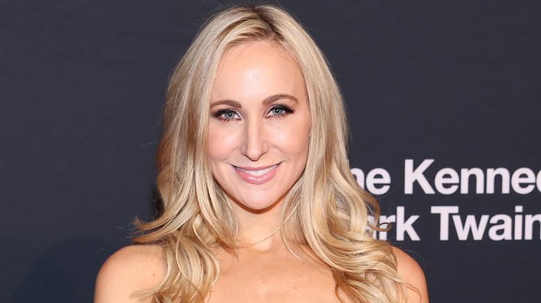 Nikki Glaser sorride