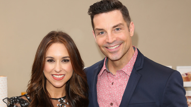 Brennan Elliott e Lacey Chabert sorridono 