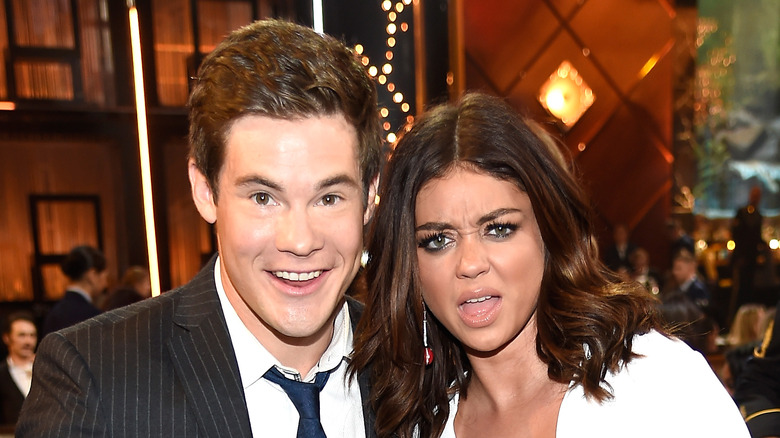 Adam DeVine e Sarah Hyland faccia buffa