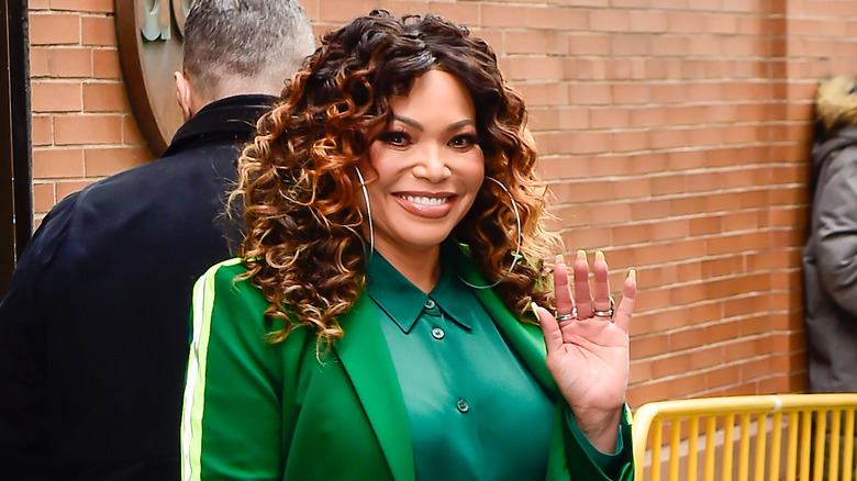 Tisha Campbell sorride e saluta la telecamera 