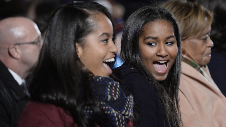 Sasha e Malia Obama sorridono