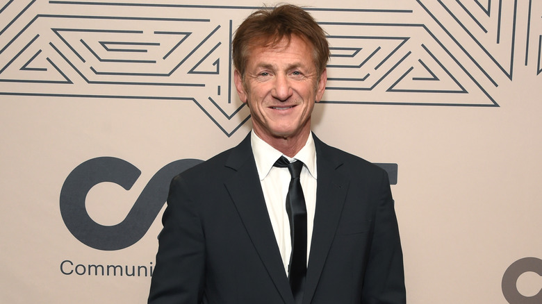 Sean Penn indossa un abito