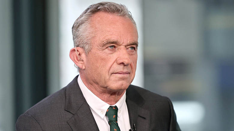 RFK Jr. guarda in un abito 